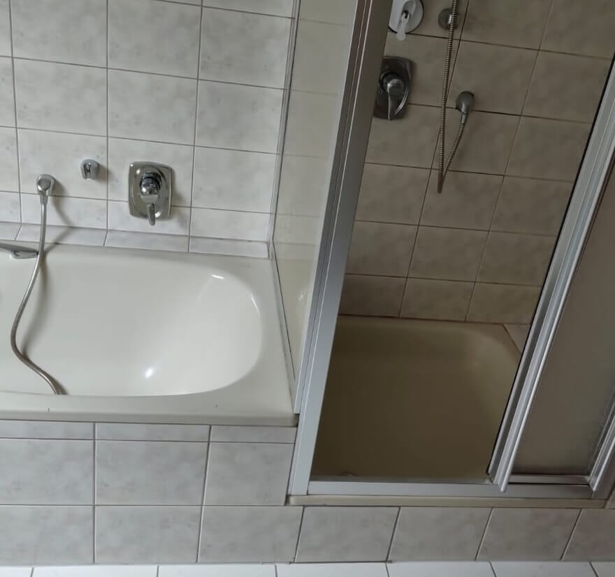 Alte Dusche mit Badewanne