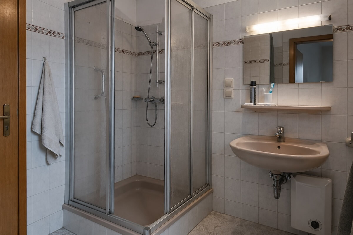 golabsfliesen-badumbau-dusche-modernisiert-vorher